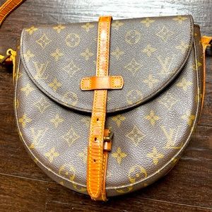 Louis Vuitton vintage bag from the 80's. Messenger style.